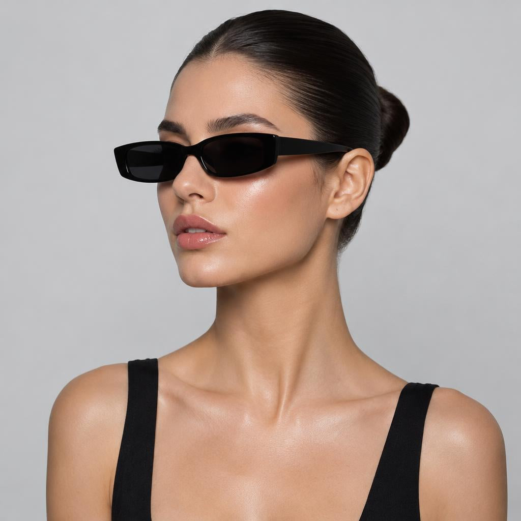 Modelo usando Anteojos de Sol Slim Y2K