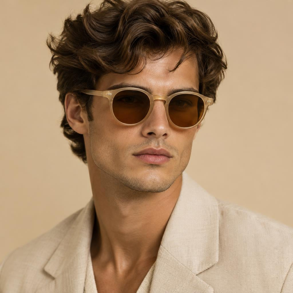 Modelo usando Anteojos de Sol Champagne Round